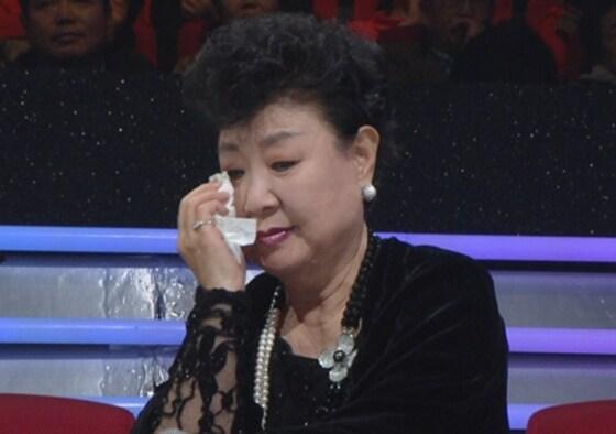 본문 이미지 - 故 이봉조의 아내인 가수 현미가 '불후의 명곡' 녹화 도중 눈물을 흘리고 있다.