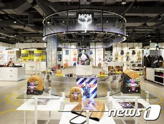본문 이미지 - 지난달 27일 오픈한 MCM 코엑스점 &acute;MCM LAB&acute; 실내모습. 중국인들 사이에서 &acute;국민백&acute;으로 통한다는 백팩들을 주로 배치했다. (사진제공=MCM) ⓒ News1