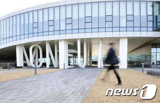 본문 이미지 - 사진은 지난 2014년 제주시 영평동 첨단과학기술단지에 입주한 가전업체 모뉴엘의 사옥. ⓒ News1 이상민 기자