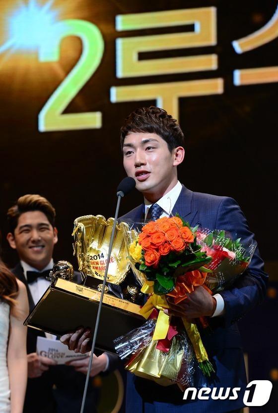 본문 이미지 - 9일 오후 서울 강남구 삼성동 코엑스 오디토리움에서 열린 "2014 한국야쿠르트 세븐프로야구 골든글러브 시상식"에서 2루수 부문 골든글러브상을 수상한 서건창이 소감을 말하고 있다. 2014.12.9/뉴스1 ⓒ News1 박지혜 기자
