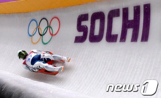 본문 이미지 - 남자 싱글 루지에 출전한 김동현이 10일(한국시각) 러시아 소치 산악클러스터에 산키 슬라이딩 센터에서 열린 루지 남자 싱글 3차시기에서 역주하고 있다.2014.2.10/뉴스1 © News1   (소치(러시아)=뉴스1) 이동원 기자