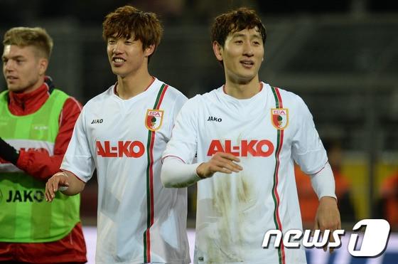본문 이미지 - 독일 분데스리가 아우크스부르크 소속의 지동원&#40;23&#41;과 홍정호&#40;25&#41;. © AFP=News1 