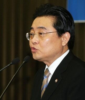 본문 이미지 - 민주당 전병헌 원내대표가 10일 국회에서 열린 긴급 의원총회에서 모두발언을 하고있다. 2014.2.10/뉴스1 © News1 오대일 기자