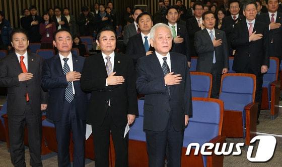 본문 이미지 - 민주당 김한길 대표와 전병헌 원내대표를 비롯한 의원들이 10일 오전 서울 여의도 국회에서 열린 특검 도입 방안 논의를 위한 긴급 의원총회에서 국기에 대한 경례를 하고 있다. 2014.2.10/뉴스1 © News1 오대일 기자