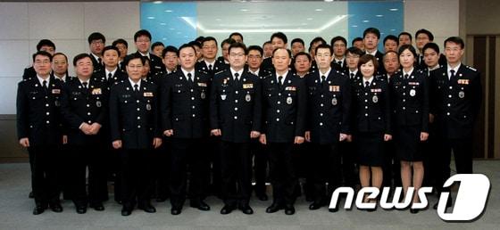 본문 이미지 - 맹주한 평택해경서장(앞줄_왼쪽에서 다섯번째)가 새로 전입한 경찰관들과 기념사진을 같고있다. © News1  