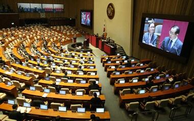 본문 이미지 - 정홍원 국무총리가 10일 서울 여의도 국회 본회의장에서 열린 외교·통일·안보분야 대정부질문에서 김성곤 민주당 의원의 질의에 답변하고 있다. 2014.2.10/뉴스1 © News1 송원영 기자