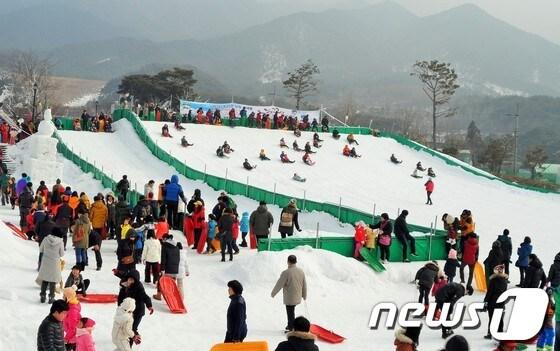 본문 이미지 -                                         제3회 지리산 남원 바래봉 눈꽃축제에 참가한 관광객들이 눈썰매를 즐기고 있다./사진제공=남원시 © News1  