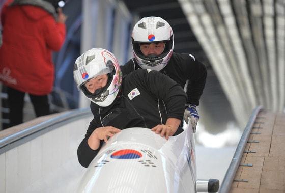 본문 이미지 - 봅슬레이 한국 대표팀의 원윤종과 서영우가 소치 동계올림픽이 개막하기 전인 지난 5일 로사 쿠토르 알파인 센터의 산키 슬라이딩 센터에서 연습을 위해 2인승 봅슬레이에 탑승하고 있다. © AFP=News1 