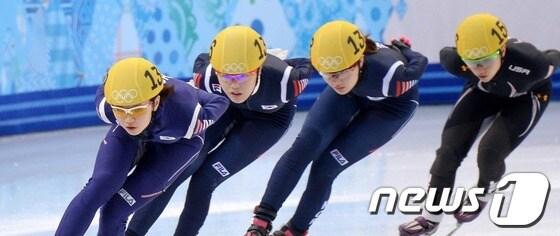 본문 이미지 - 한국 쇼트트랙의 김아랑, 박승희, 심석희. 2014.2.10/뉴스1 © News1 &#40;소치&#40;러시아&#41;=뉴스1&#41; 이동원 기자