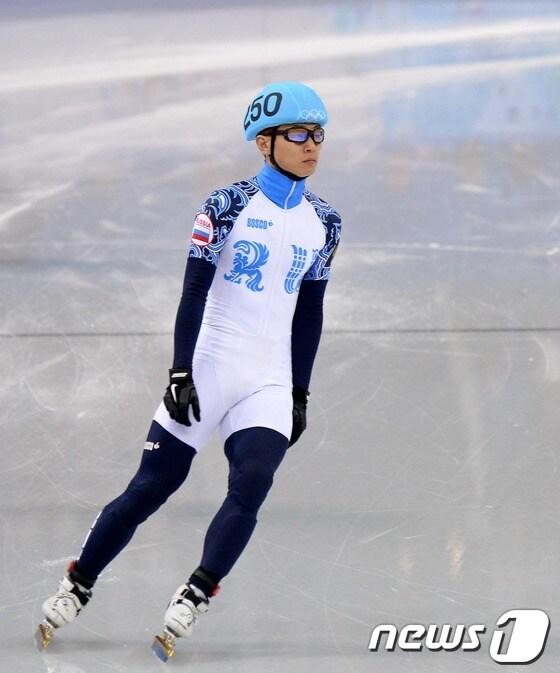 본문 이미지 - 러시아 쇼트트랙대표팀 안현수&#40;빅토르 안&#41;이 10일&#40;한국시간&#41; 러시아 소치 해안클러스터 아이스버그 스케이팅 팔라스에서 열린 쇼트트랙 남자 1,500m 예선에서 1위로 골인하고 있다. 3위를 차지한 한국대표팀 박세영과 준결승에 진출했다.2014.2.10/뉴스1 © News1 &#40;소치&#40;러시아&#41;=뉴스1&#41; 이동원 기자