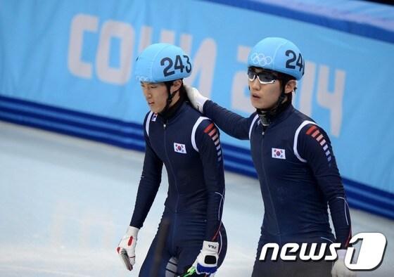 본문 이미지 - 10일&#40;한국시간&#41; 러시아 소치 해안클러스터 아이스버그 스케이팅 팔라스에서 열린 2014 소치 동계올림픽 쇼트트랙 남자 1,500m 준결승에서 서로 부딪혀 넘어진 한국 쇼트트랙 대표팀 이한빈이 신다운을 격려하고 있다. 이한빈은 어드밴티지로 결승에 진출했다. 2014.2.10/뉴스1 © News1   &#40;소치&#40;러시아&#41;=뉴스1&#41; 이동원 기자