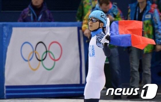 본문 이미지 - 10일(한국시간) 러시아 소치 해안클러스터 아이스버그 스케이팅 팔라스에서 열린 2014 소치 동계올림픽 쇼트트랙 남자 1,500m 결선에서 3위를 차지한 러시아 쇼트트랙대표팀 안현수(빅토르 안)가 러시아 국기를 들고 있다. 2014.2.10/뉴스1 © News1   (소치(러시아)=뉴스1) 이동원 기자