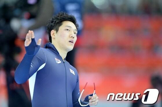 본문 이미지 - 스피드스케이팅 국가대표 모태범이 10일 (한국시각) 러시아 소치 해안클러스터 아들레르 아레나에서 열린 남자 스피드스케이팅 500M 1차 레이스에서 결승선을 통과한 후 손을 흔들고 있다.2014.2.10/뉴스1 © News1   (소치(러시아)=뉴스1) 이동원 기자