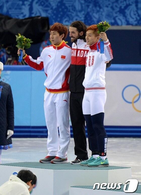 본문 이미지 - 10일 오후(현지시각) 러시아 소치 해안클러스트 아이스버그 스케이팅 팰리스에서 열린 쇼트트랙 남자 1500M 경기에서 동메달을 차지한 안현수(러시아명 빅토르 안)가 시상대에 올라 환호하고 있다. 2014.2.10/뉴스1 © News1   (소치(러시아)=뉴스1) 이동원 기자