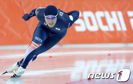 본문 이미지 - 스피드스케이팅 국가대표 모태범 선수가 11일 &#40;한국시각&#41; 러시아 소치 해안클러스터 아들레르 아레나에서 열린 남자 스피드스케이팅 500M 결선 2차 레이스에서 역주하고 있다.2014.2.11/뉴스1 © News1 &#40;소치&#40;러시아&#41;=뉴스1&#41; 이동원 기자