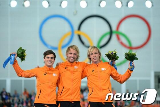 본문 이미지 - 2014 소치 동계올림픽 남자 스피드스케이팅 500m에서 메달을 딴 네덜란드 선수들이 기뻐하고 있다. 가운데가 미셸 뮬더, 오른쪽이 로날드 뮬더 © AFP=News1 