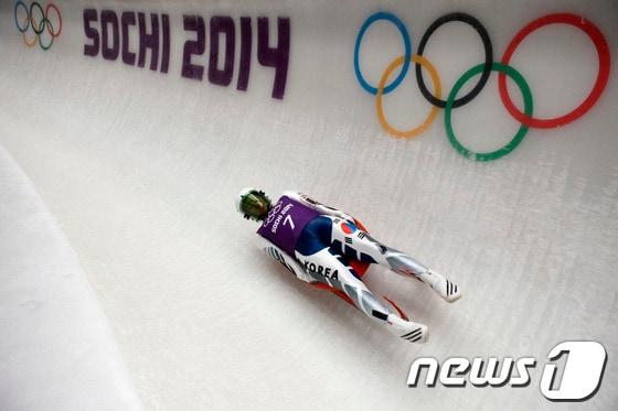 본문 이미지 - 6일 소치 산악클러스터 산키 슬라이딩 센터에서 열린 여자 루지 연습시간에서 성은령이 레이스를 펼치고 있다 © AFP=News1 