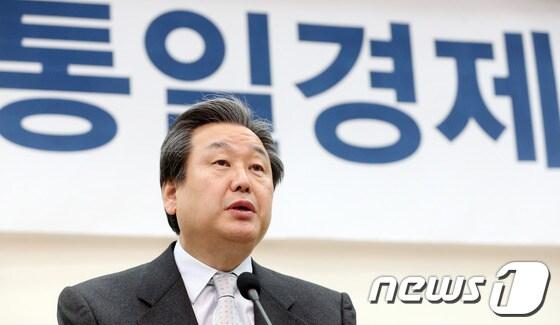 본문 이미지 - 새누리당 국회의원 공부모임 &#39;통일경제교실&#39;을 이끄는 김무성 의원이 지난 11일 오전 서울 여의도 국회에서 열린 &#39;통일경제교실&#39; 첫 세미나에서 인사말을 하고 있다. 2014.2.11/뉴스1 © News1 오대일 기자