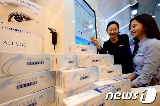 본문 이미지 - 한국존슨앤드존슨 비전케어콘택트렌즈 브랜드 아큐브 팝업스토어 2014.2.11/뉴스1