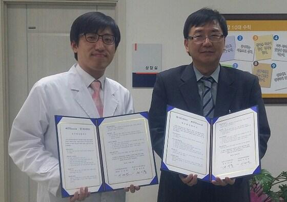 본문 이미지 - 이대보 군산알코올상담센터장(좌)과 주일경 원광디지털대 중독재활복지학과 교수 (원광디지털대 제공) . /   ©News1  