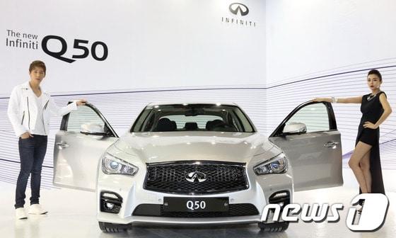 본문 이미지 - 인피니티가 11일 오전 서울 강남구 대치동 세텍에서 미래형 럭셔리 세단 '더 뉴 인피니티 Q50'을 선보인 가운데 모델들이 포즈를 취하고 있다. '더 뉴 인피니티 Q50'는 2.2리터 디젤 모델(Q50 2.2d)와 3.5리터 하이브리드 모델(Q50S 하이브리드) 두 모델로 출시됐다. Q50 2.2d모델은 직분사 4기통 터보 디젤 엔진을 탑재해 최고출력 170/ 3,200~4,200(ps/rpm), 최대토크 40.8/ 1,600~2,800(kg.m/rpm)의 힘을 내며, 가격은 2.2d 프리미엄 모델 4,350만 원, 익스클루시브 모델 4,890만원(VAT포함)이며, Q50S 하이브리드 모델은 6,760만원(VAT포함)이다. © News1   