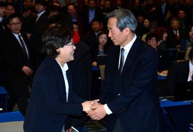 본문 이미지 - 이혜훈 새누리당 최고위원이 11일 오전 서울 용산 백범기념관에서 가진 서울시장 출마 선언식에서 정몽준 전 대표와 인사를 나누고 있다. 2014.2.11/뉴스1 © News1 박정호 기자