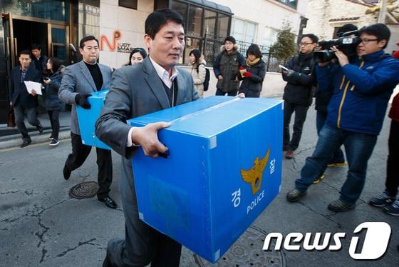 본문 이미지 - 1조 수천억원대 KT ENS 협력업체 사기대출 사건을 수사중인 서울지방경찰청 경제범죄수사대 수사관들이 지난달 11일 오후 서울 강남구 역삼동에 위치한 협력업체 엔에스&#40;NS&#41; 쏘울, 중앙티엔씨 사무실 압수수색을 마친 후 압수품을 담은 박스를 옮기고 있다. 2014.2.11/뉴스1 © News1   유승관 기자