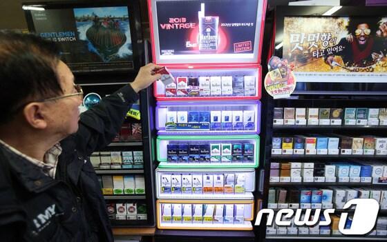 본문 이미지 - 한 담배가게에 담배가 진열돼 있다. / 뉴스1 ⓒ News1