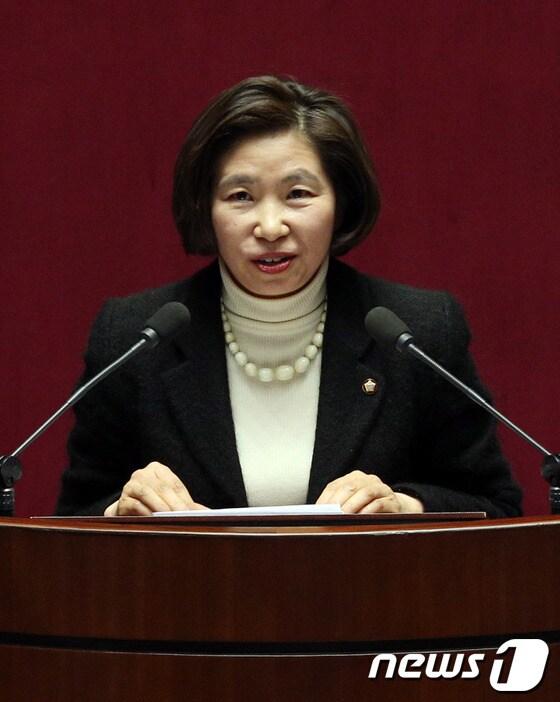 본문 이미지 - 전정희 민주당 의원이 11일 서울 여의도 국회 본회의장에서 열린 경제분야 대정부질문에서 발언을 하고 있다. 2014.2.11/뉴스1 © News1 허경 기자