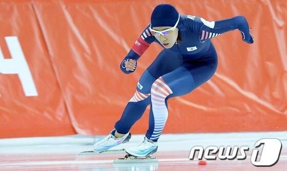 본문 이미지 - &#39;빙속여제&#39; 이상화가 11일&#40;한국시간&#41; 러시아 소치 해안클러스터 아들레르 아레나에서 열린 여자 스피드스케이팅 500M 결선 1차 레이스에서 힘차게 질주하고 있다. 이상화는 37초42로 1차예선 1위를 기록 했다.이상화는 여자 스피드스케이팅 500m 세계신기록&#40;36초36&#41;을 보유자로, 소치에서 올림픽 2연패에 도전한다. 2014.2.11/뉴스1 © News1 &#40;소치&#40;러시아&#41;=뉴스1&#41; 이동원 기자