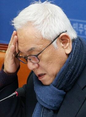 본문 이미지 - 민주당 김한길 대표가 12일 오전 서울 여의도 국회에서 열린 최고위원회의에서 모두발언을 마친 뒤 이마에 손을 올리고 있다. 2014.2.12/뉴스1 © News1 오대일 기자