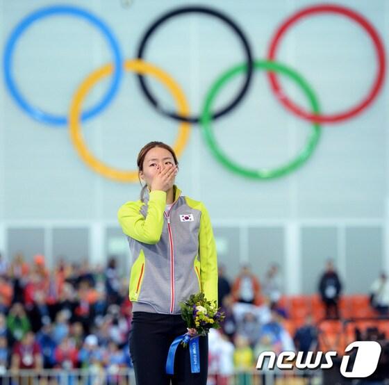 본문 이미지 - 이상화&#40;25·서울시청&#41;가 여자 스피드스케이팅 500m에서 우승한 후 시상대에 오르며 감격하고 있다  © AFP=News1  