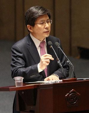 본문 이미지 - 황교안 법무부장관이 12일 오전 서울 여의도 국회 본회의장에서 열린 교육·사회·문화 분야 대정부질문에서 의원들의 질문에 답하고 있다. 2014.2.12/뉴스1 © News1   오대일 기자