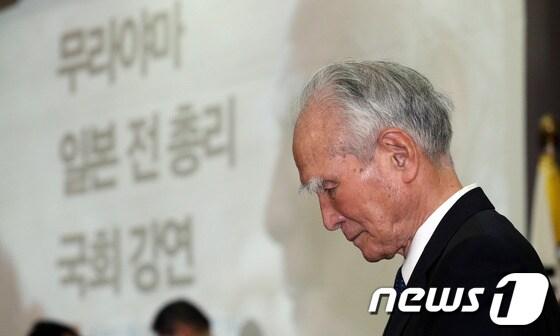 본문 이미지 - 무라야마 도미이치 전 일본 총리가 12일 오전 서울 여의도 국회 의원회관에서 ‘올바른 역사인식을 통한 한일관계 정립’를 주제로 강연하기 앞서 고개 숙인 채 생각에 잠겨 있다. 2014.2.12/뉴스1 © News1   허경 기자