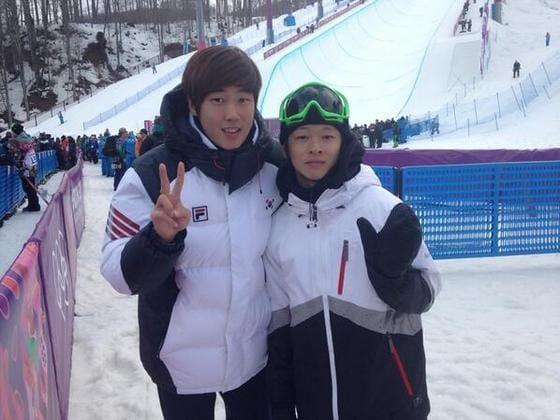 본문 이미지 - 최재우&#40;20·왼쪽&#41;와 일본의 히라노 아유무&#40;16·오른쪽&#41;&#40;출처=최재우 트위터&#41; © News1  