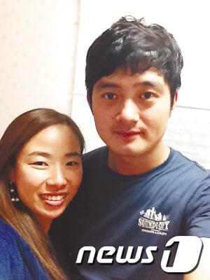 본문 이미지 - 한국 여자 컬링 대표팀의 김지선(왼쪽)과 중국 남자 컬링 대표팀의 쉬샤오밍(오른쪽). 사진 출처는 중국 신완보(新晩報) © 뉴스1 