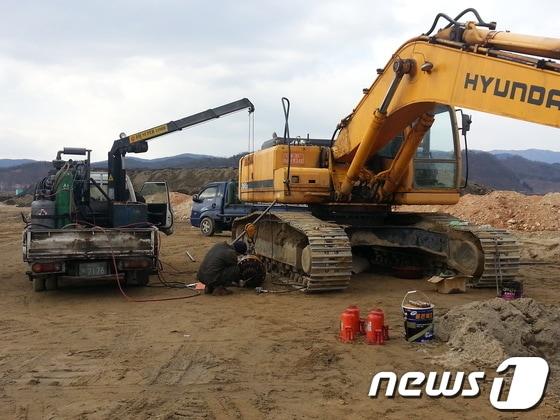 본문 이미지 - 현장에서 굴삭기 회전 모터를 해체하고 있다. © News1  