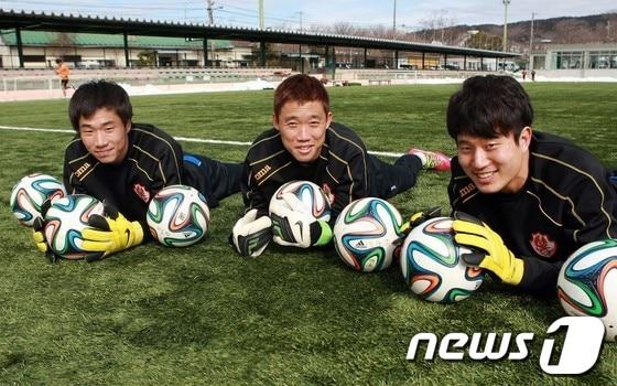 본문 이미지 - 광주FC의 주전 골키퍼 전쟁을 벌이고 있는 류원우, 백민철, 제종현 선수 (왼쪽부터)© News1 