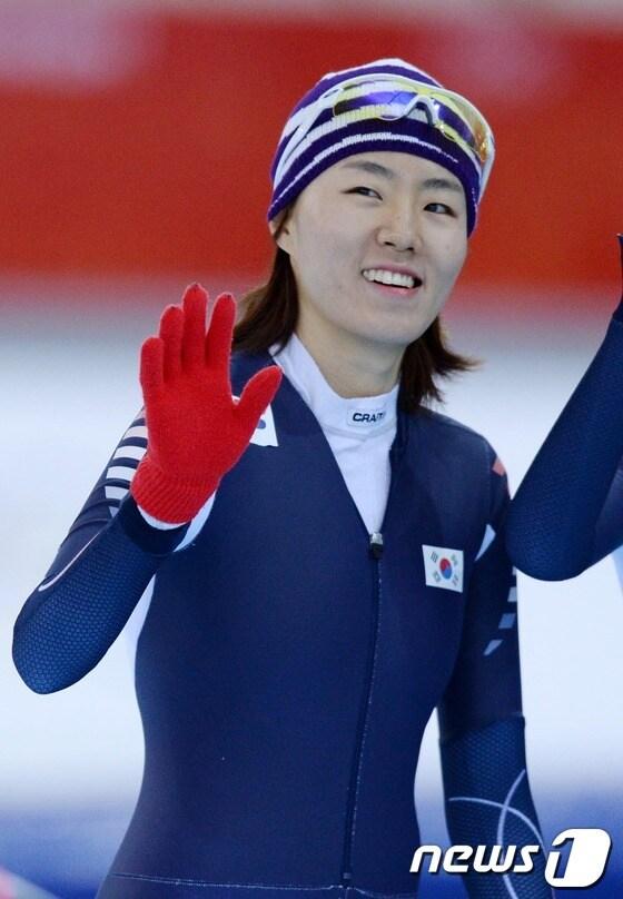 본문 이미지 - 소치올림픽 500m 금메달 리스트 이상화가 지난 12일&#40;한국시간&#41; 러시아 소치 해안클러스터 아들레르 아레나에서 훈련도중 취재진을 향해 환하게 웃으며 손을 흔들고 있다.전날 이상화는 여자 스피드스케이팅 500m에 출전해 1차전 37.42초, 2차전 37.28초를 기록해 합계 74.70초로 올림픽 2연패를 달성했다. 2014.2.12/뉴스1 © News1 &#40;소치&#40;러시아&#41;=뉴스1&#41; 이동원 기자