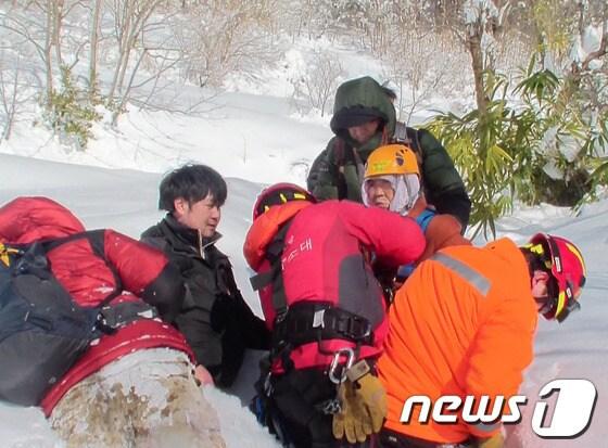 본문 이미지 - 12일 오전 10시 35분께 삼척시 노곡면 개산리 고봉암 인근의 한 주택에 고립됐던 장모씨&#40;91·여&#41;가 소방대원의 도움으로 구조되고 있다.엿새간 쏟아진 폭설로 지난 6일부터 고립된 장 할머니와 한 방송국 촬영팀이 일주일 만에 무사히 구조됐다.&#40;사진제공=삼척소방서&#41; 2014.2.12/뉴스1 © News1