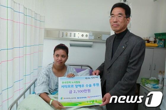 본문 이미지 - 한국전력은 인도네시아령 서티모르에 거주하는 메리티엔씨에게 구순구개열 재건수술 비용 등 총 2100만원을 지원했다.(제공=한전)© News1  