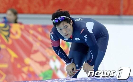 본문 이미지 - 한국 빙상의 모태범이 지난 12일 &#40;한국시간&#41; 러시아 소치 해안클러스터 아들레르 아레나에서 열린 남자 스피드스케이팅 1000m 경기를 마친 뒤 숨을 고르고 있다. 2014.2.12/뉴스1 © News1 &#40;소치&#40;러시아&#41;=뉴스1&#41; 이동원 기자