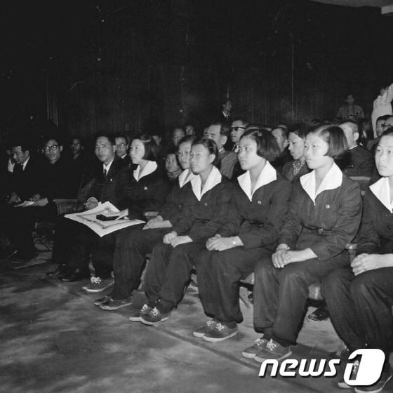 본문 이미지 - 1966년 과학전람회 시상식에 참석한 여학생들의 모습. 바지 교복이 이채롭다. (사진제공=국가기록원)© News1  