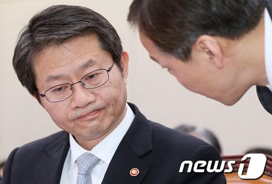 본문 이미지 - 류길재 통일부장관이 13일 오전 서울 여의도 국회에서 열린 외교통일위원회 전체회의에서 관계자의 보고를 받으며 입을 굳게 다물고 있다. 2014.2.13/뉴스1 © News1 오대일 기자