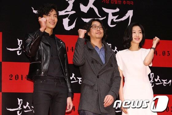 본문 이미지 - 황인호 감독(가운데), 배우 이민기, 김고은이 13일 오전 서울 광진구 자양동 롯데시네마 건대입구에서 열린 영화 '몬스터' 제작보고회에서 포토타임을 갖고 있다. 2014.2.13 스타뉴스/뉴스1 © News1