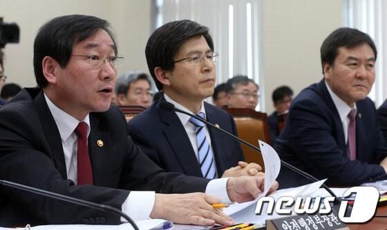 본문 이미지 - 유정복 안전행정부 장관이 13일 오전 서울 여의도 국회 정무위원회에서 열린 카드사 개인정보 유출 관련 기관보고에서 의원들의 질의에 답하고 있다. 2014.2.13/뉴스1 © News1   허경 기자