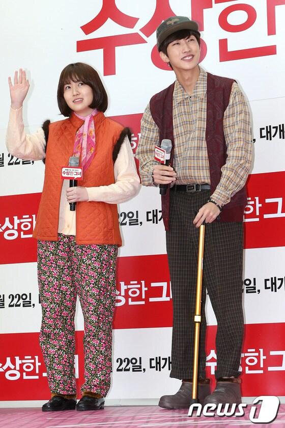 본문 이미지 - 배우 심은경, 그룹 B1A4 진영이 지난 13일 오후 서울 영등포 타임스퀘어에서 열린 영화 '수상한 그녀' 흥행감사 프리허그 이벤트에 참석하고 있다.앞서 심은경은 '수상한 그녀'가 관객 500만 명을 돌파하면 꽃할매 복장으로 그룹 B1A4 진영과 함께 프리허그를 하겠다는 공약을 내건 바 있다. 2014.2.13/뉴스1  © News1   