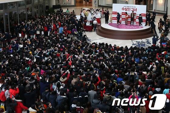 본문 이미지 - 13일 오후 서울 영등포 타임스퀘어에서 영화 "수상한 그녀" 흥행감사 프리허그 이벤트가 열리고 있다. 앞서 심은경은 "수상한 그녀"가 관객 500만 명을 돌파하면 꽃할매 복장으로 그룹 B1A4 진영과 함께 프리허그를 하겠다는 공약을 내건 바 있다. 2014.2.13 스타뉴스/뉴스1 ⓒ News1