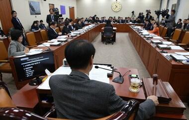 본문 이미지 - 한선교 국회 미방위 위원장이 13일 서울 여의도 국회에서 열린 미래창조과학방송통신위원회 전체회의 개인 정보보호와 피해확산 방지를 위한 입법청문회에서 의사봉을 두드리고 있다. 2014.2.13/뉴스 © News1   송원영 기자