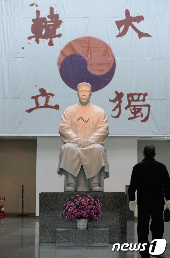 본문 이미지 - 중국 하얼빈 역에서 이토 히로부미를 저격한 안중근 의사가 일제에 의해 사형을 선고 받은 날인 2월14일을 하루 앞둔 13일 오후 서울 용산구 후암동 안중근의사기념관을 찾은 시민들이 전시장을 관람하고 있다. 밸런타인데이로 잘 알려진 2월14일이 안중근 의사의 사형선고일과 겹친다는 사실이 알려지며 최근 안 의사에 대한 관련행사와 추모 열기가 고조되고 있다. 2014.2.13/뉴스1 © News1   양동욱 기자